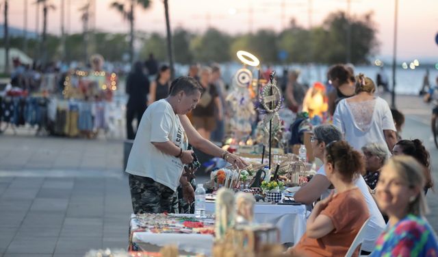 Konak'ta Gece Kermesi Büyüdü: 150 Kadın Üretici Tezgah Açtı
