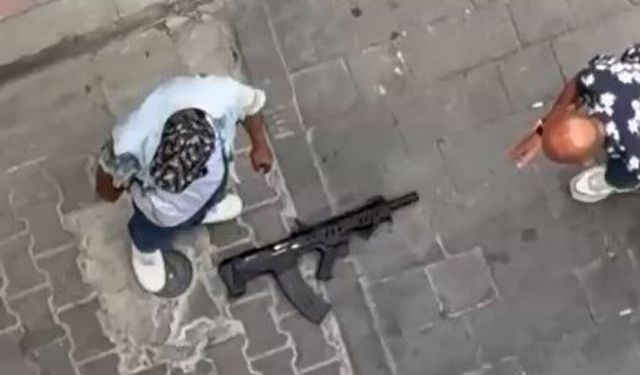 Konak'ta sokak ortasında silahlı saldırı!