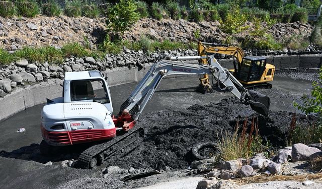 Safran Deresi temizleniyor, Atatürk Kent Parkı rahatlıyor