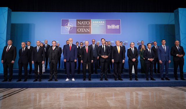 NATO Zirvesi'nde liderler aile fotoğrafında buluştu!