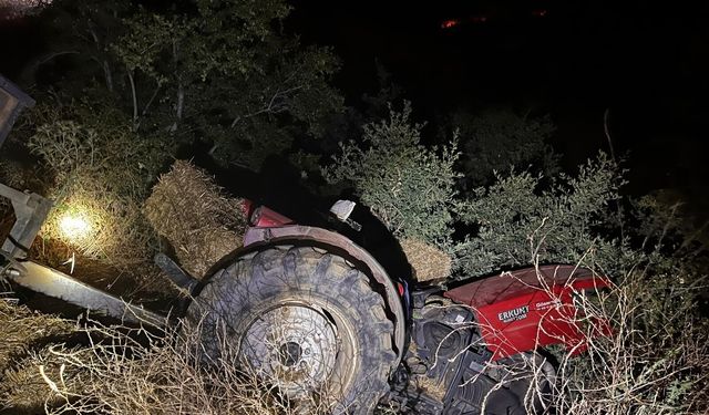 İzmir'de saman yüklü traktör devrildi