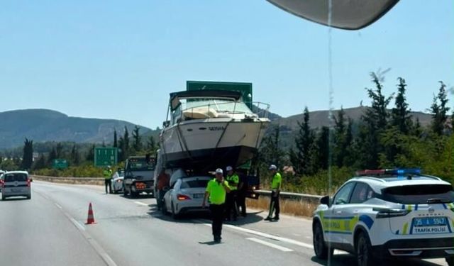 Otoyolda ilginç kaza: Otomobille tekne çarpıştı!