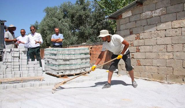Tire'nin kırsalına dev destek! 20 bin metrekare parke taşı yolda