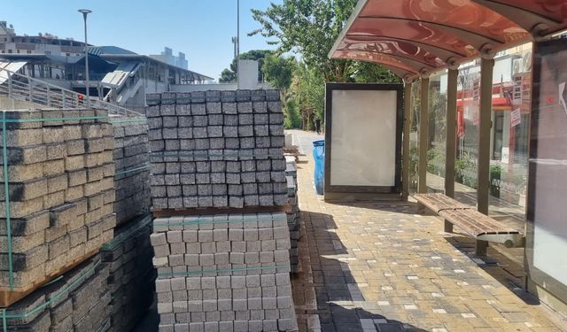 Bayraklı'da kaldırım çalışması çilesi: Otobüs durağını duvar gibi kapattılar!