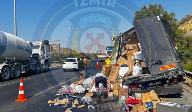 İzmir'de kaza: Yükler yola savruldu!