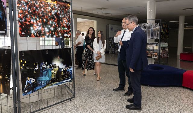 Yaşar Üniversitesi'nde 15 Temmuz konferansı: 'Darbeler ekonomik güveni de hedef alıyor'