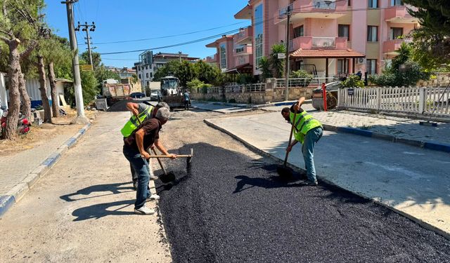 Yenifoça Değirmendere Caddesi'nde asfalt mesaisi sürüyor