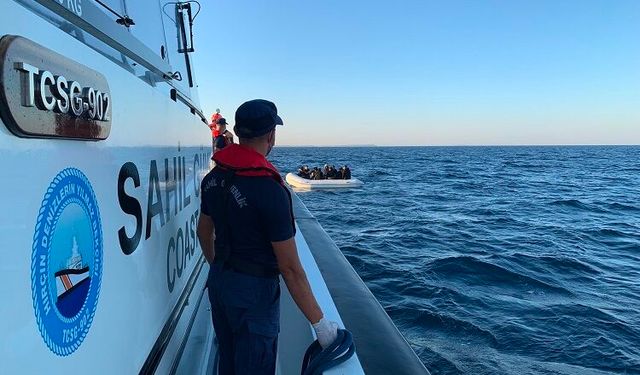 İzmir açıklarında can kurtaran müdahale: 16 göçmen kurtarıldı!