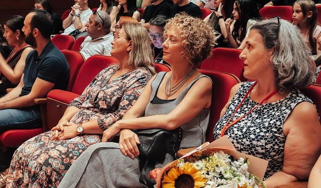 Gençlerin ortak hikâyesi İzmir’de sahneye taşındı!