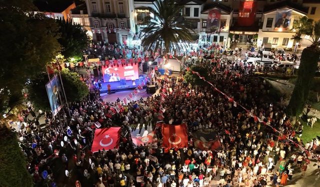 Çeşme’de Zafer Bayramı coşkusu fener alayı ile doruğa ulaştı