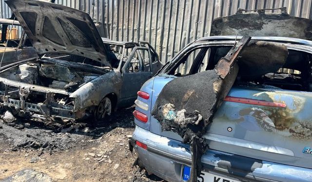 Bornova’da alevler 4 aracı sardı!
