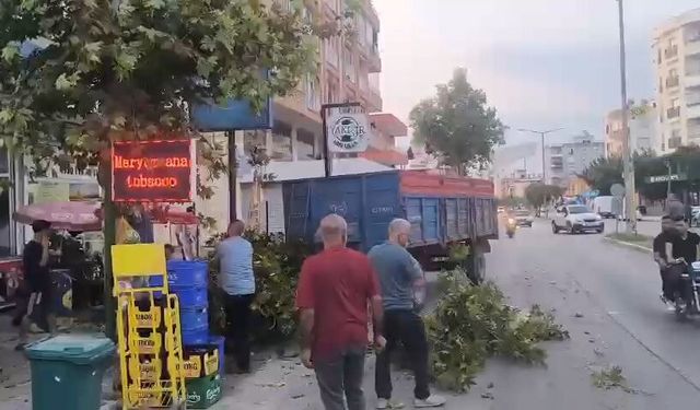 Ceyhan’da traktör römorku kaldırıma savruldu: 2 yaralı