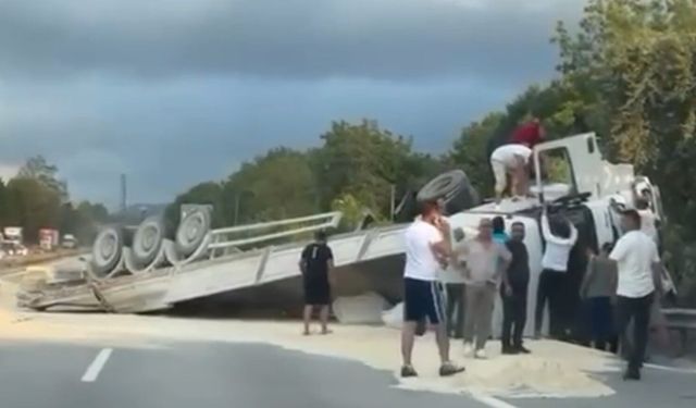 Anadolu Otoyolu’nda kum yüklü tır karşı şeride devrildi