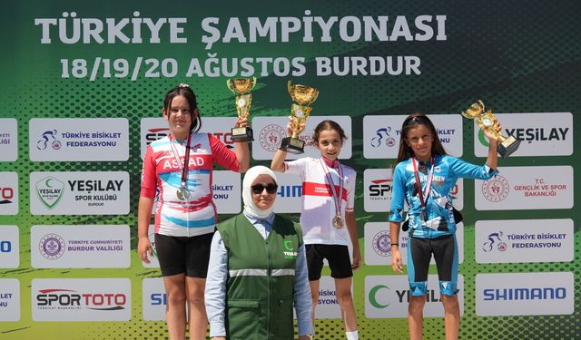 Akhisarlı bisikletçiler Burdur’da kürsüyü doldurdu
