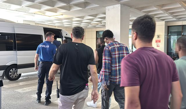 Edirne’de minibüsten 19 kaçak göçmen çıktı