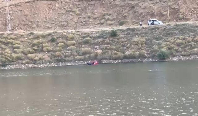 Yüksekova’da otomobil baraj gölüne gömüldü
