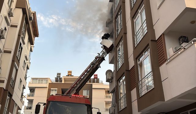 Apartman dairesinde yangın: Ev kullanılamaz hale geldi