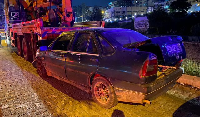 Park halindeki vince çarpan otomobilde 1 kişi yaralandı