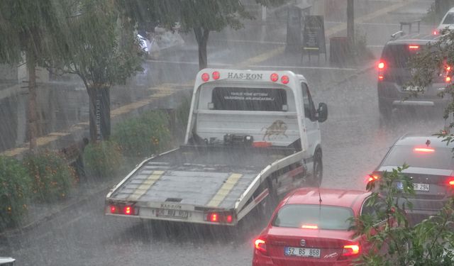 Kars’ta sağanak ve dolu hayatı felç etti