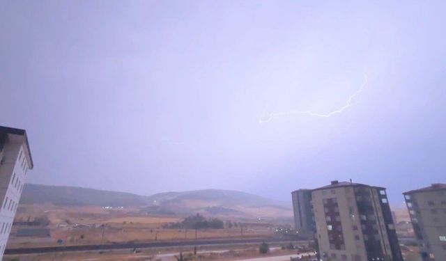 Gaziantep’te şimşek fırtınası geceyi aydınlattı