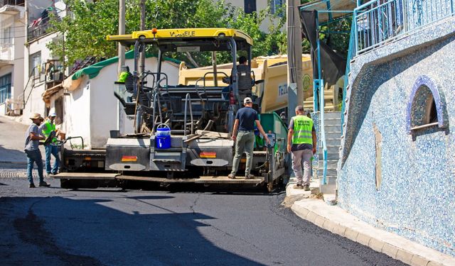 Narlıdere’de asfalt seferberliğinde tempo düşmüyor