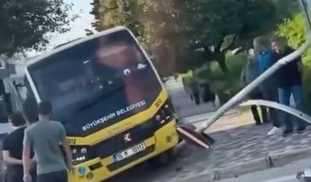 Bursa’da belediye minibüsü elektrik direğine çarptı