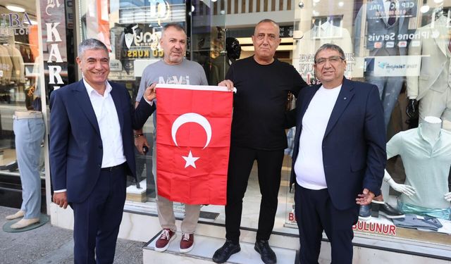 Buca’da 30 Ağustos coşkusu esnafla büyüyor