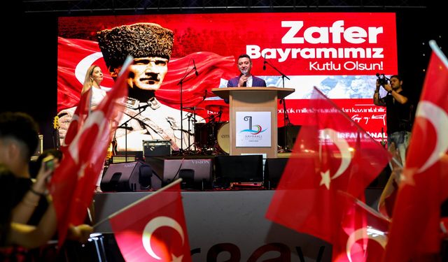 Bayraklı’da 30 Ağustos coşkusu Emre Aydın’la zirve yaptı
