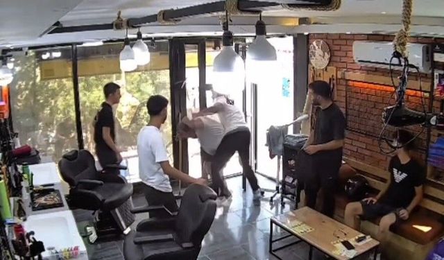 Berbere bıçakla girdi, yumrukla yere serildi!
