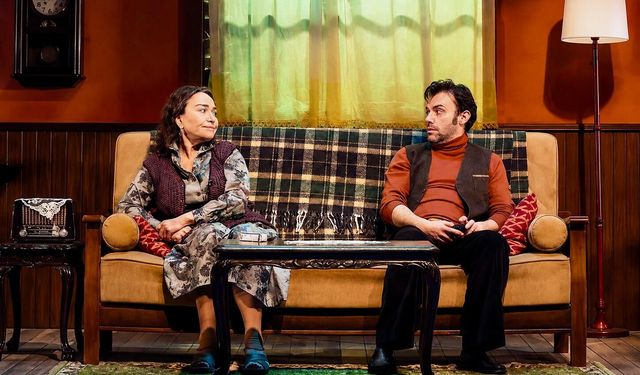 Çeşme’de Demet Akbağ ve ‘Aydınlıkevler’ seyirciyi büyüledi