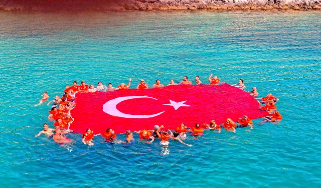 Çeşme’de Zafer Bayramı’nı denizde kutladılar