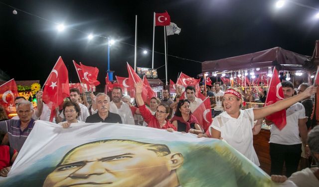 Güzelbahçe’de 30 Ağustos coşkusu sahile taştı