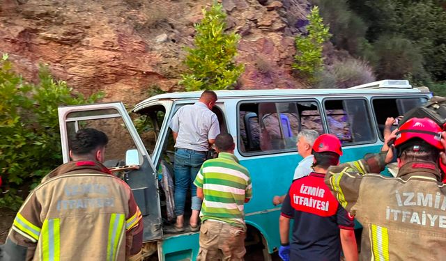Tire’de minibüs kayalıklara çarptı: 1 ölü, 8 yaralı