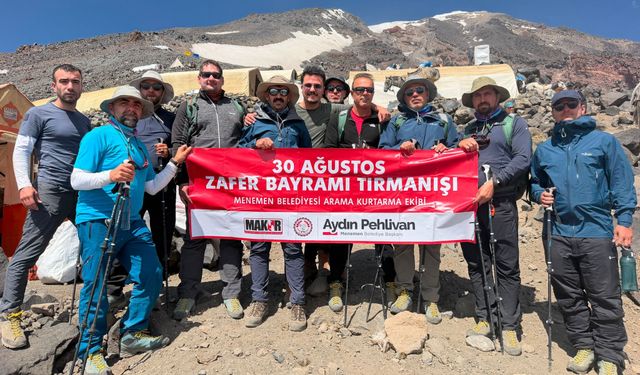Zafer Bayrağı Ağrı Dağı’nın zirvesinde!