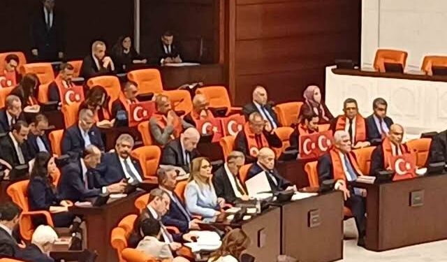 İzmir Meclisi’nde ilk ayrışma: YENİ Parti ve AK Parti yan yana!