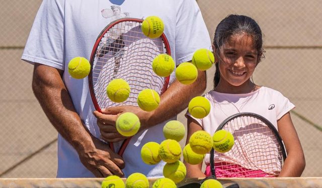 Hayat kurtaran itfaiyeci, kızının tenis hayaline omuz veriyor