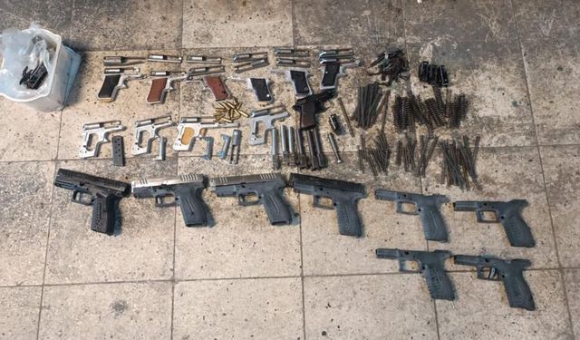İzmir’de düğmeye basıldı: 100 tabanca ele geçirildi!