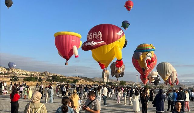 30 özel balon gökyüzünde süzüldü! Gören Kapadokya’ya koşuyor!