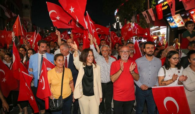 Karşıyaka’da 30 Ağustos coşkusu Çarşı’ya taştı