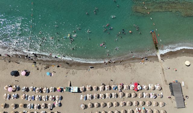 Konaklı çocuklar yazın son günlerinde deniz keyfi yaptı