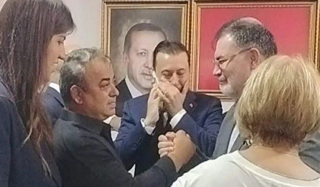 Menderes’te dikkat çeken görüntü: CHP’li isim kutlamada!