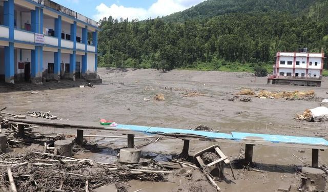 Nepal’de bilanço ağırlaşıyor: 734 can kaybı