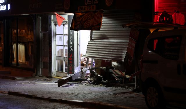 İzmir'de otomobil iki iş yerine daldı: Binlerce yumurta kırıldı!