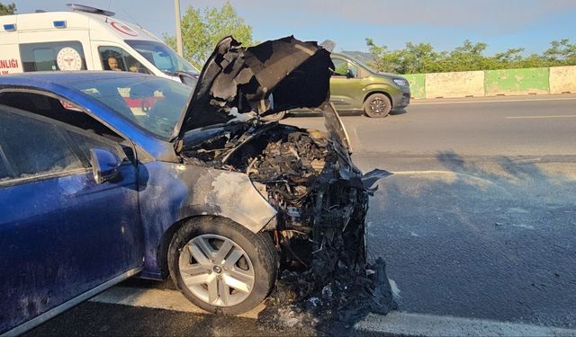 Mudanya'da otomobil alevlere teslim oldu