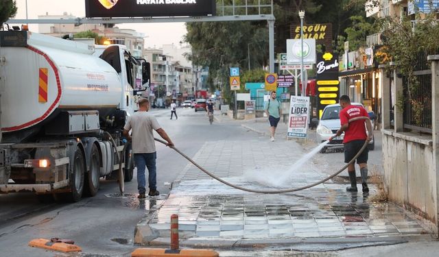 Menderes güne temizlik çalışmasıyla başladı!