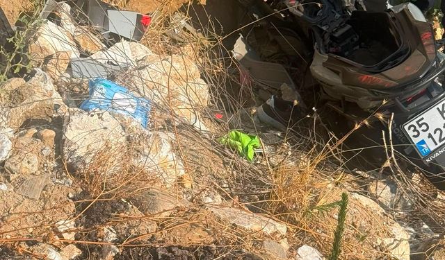 Tire'de feci kaza: Motosiklet şarampole devrildi!