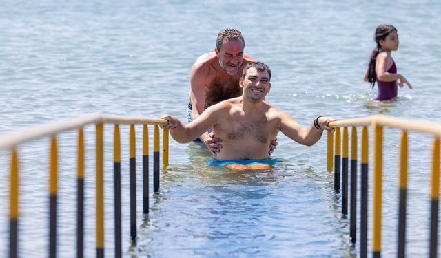 İzmir'de engelliler erişilebilir plajlarda denizle buluşuyor