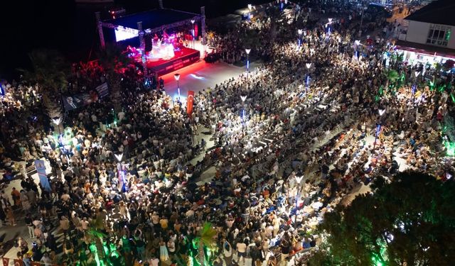 Çandarlı’da büyük coşku: Cumhuriyet Meydanı açıldı!
