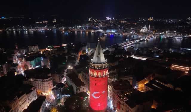 Galata Kulesi’nde 30 Ağustos’a özel Türk bayrağı