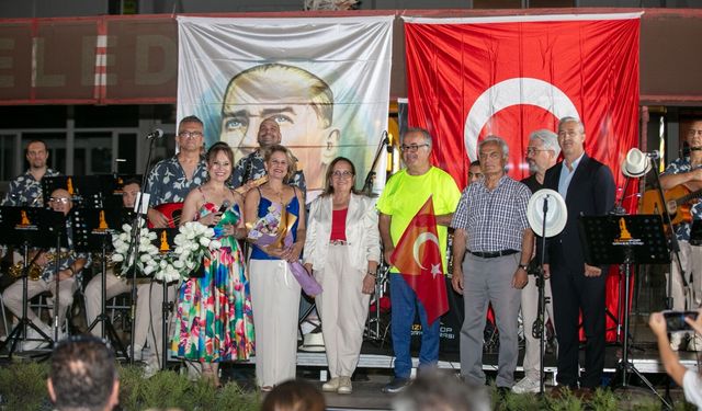 Güzelbahçe’de kurtuluş coşkusu fener alayıyla taçlandı